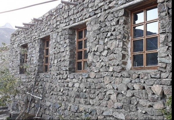 مهمانپذیر ارگ سنگی سنگان