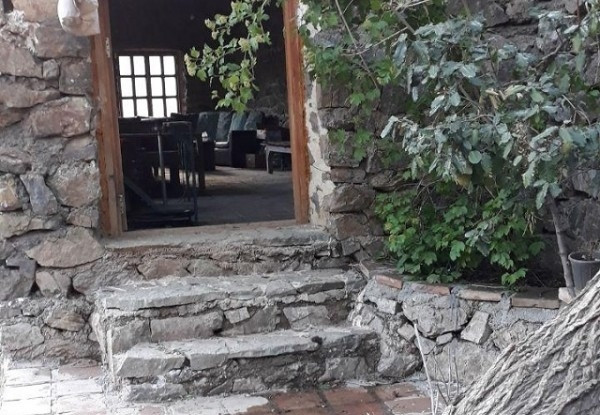مهمانپذیر ارگ سنگی سنگان
