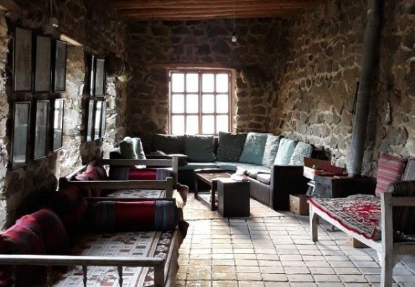 مهمانپذیر ارگ سنگی سنگان