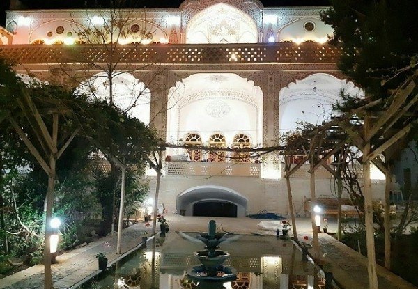 هتل خادمی