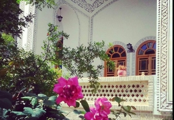 هتل خادمی