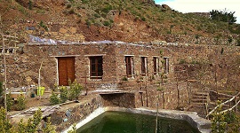 مهمانپذیر ارگ سنگی سنگان