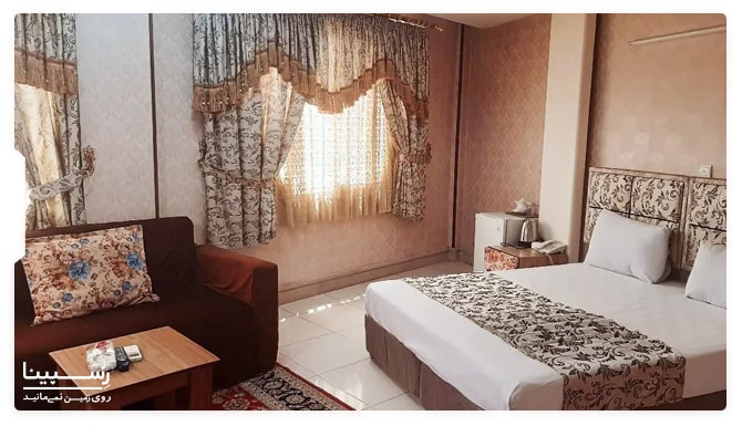 فضای داخلی یکی از اتاق های هتل تعطیلات مشهد با نمایش تخت خواب دو نفره و امکانات داخلی اتاق