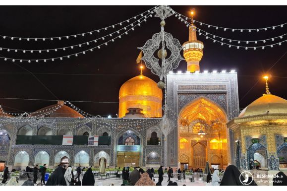 زائران تور مشهد از نوشهر در حال زیارت حرم امام رضا هستند