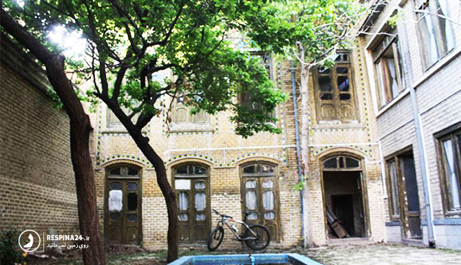 فضای داخلی حیاط خانه پیشه وران مشهد