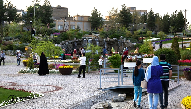 تصویری از مراجعه کنندگان در باغ گلهای مشهد 