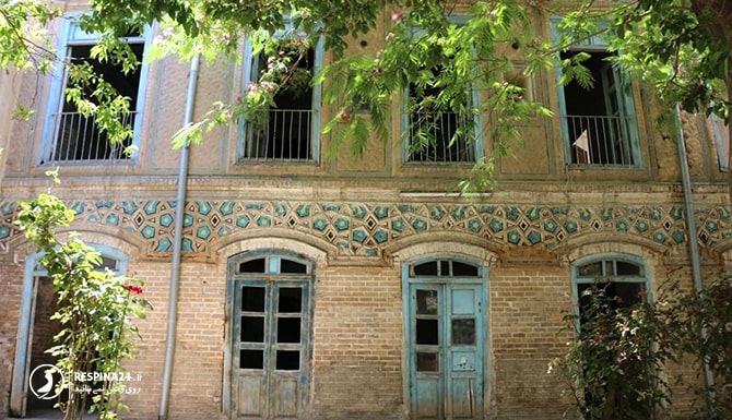 پنجره ها و فضای داخل حیاط خانه غفوری مشهد از نمای نزدیک