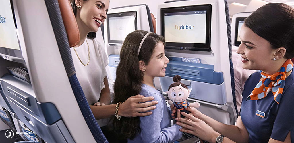 مهماندار فلای دبی در حال تحویل عروسک به مسافر کودک 