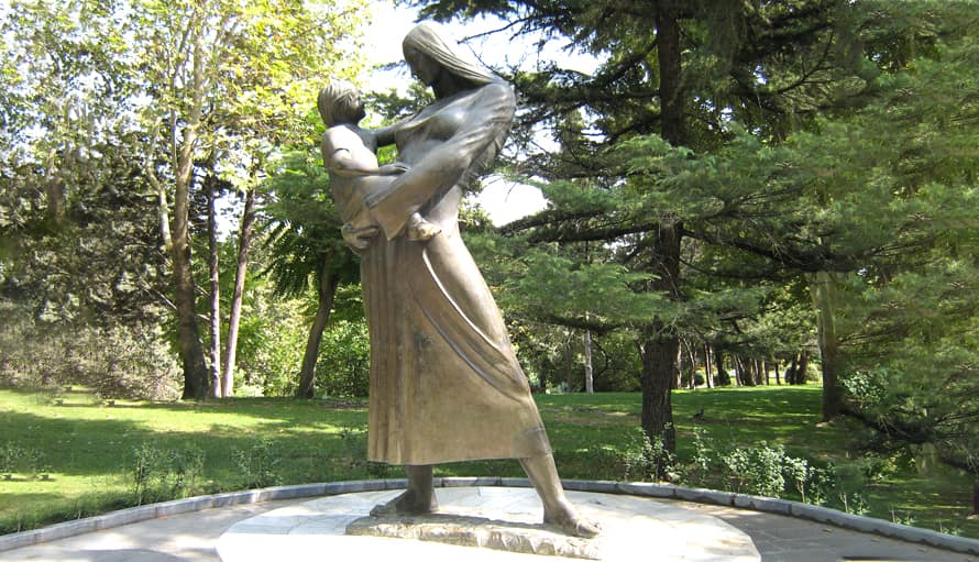پارک ملت تهران؛ مجسمه مادر و کودک