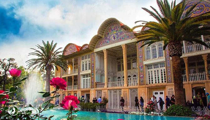 عمارت ارم از مهم ترین جاهای دیدنی شیراز با نخل ها و حوض
