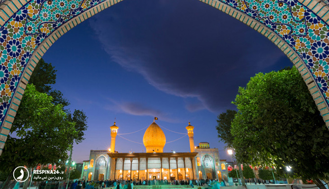 نمای ورودی حرم حضرت شاهچراغ ار مهم ترین جاهای دیدنی مذهبی شیراز در غروب آفتاب