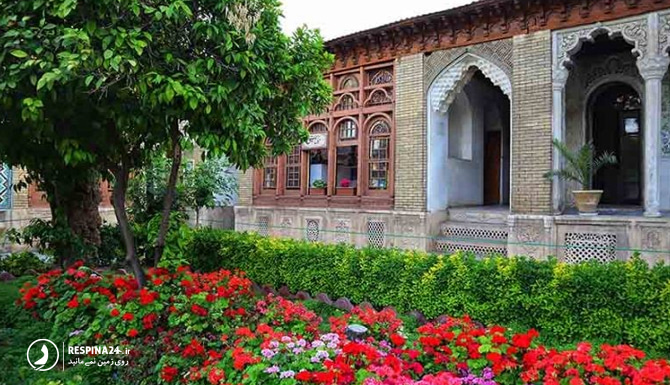 نمای کنار خانه زینت الملک با درختان سرسبز و گل