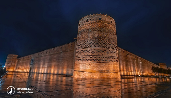 نمایی از برج ارگ کریم خان در شب