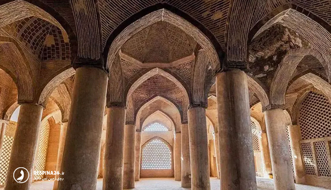 نمای داخلی مسجد عتیق با ستون ها 