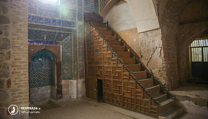 نمایی از داخل مسجد عتیق با منبر و محراب