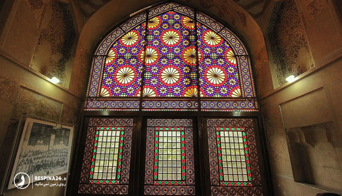 نمایی از داخل ارگ کریم خان با در و پنجره های چوبی
