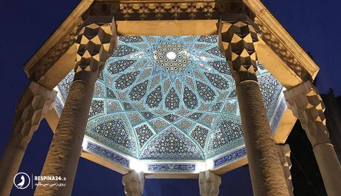 نمایی از داخل مقبره حافظ در شب