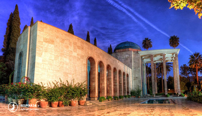 نمایی از کنار آرامگاه سعدی با ساختمان مقبره