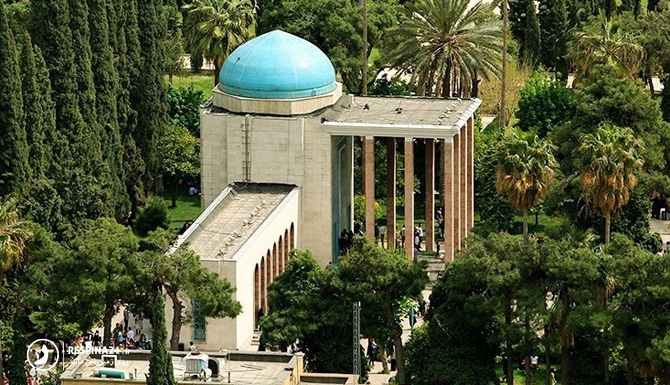 نمایی از بالای مقبره سعدی با گنبد فیروزه ای و درختان سرسبز