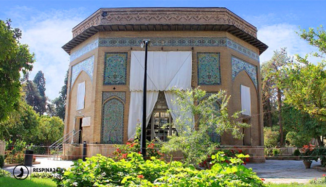 نمای روبروی موزه پارس با درختان سرسبز در روز
