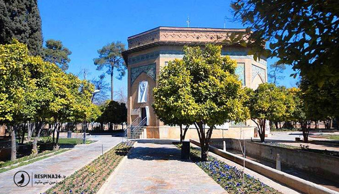 نمای بیرونی موزه پارس با درختان در روز