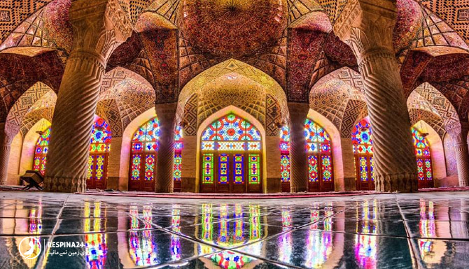نمای داخلی مسجد نصیرالملک با ستون ها و پنجره های رنگارنگ