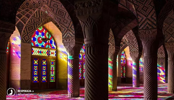 نمایی از داخل مسجد نصیر الملک با پنجره های رنگارنگ و ستون ها