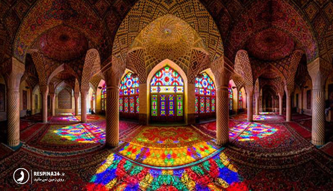 نمایی از داخل مسجد وکیل با ستون ها و پنجره های رنگارنگ