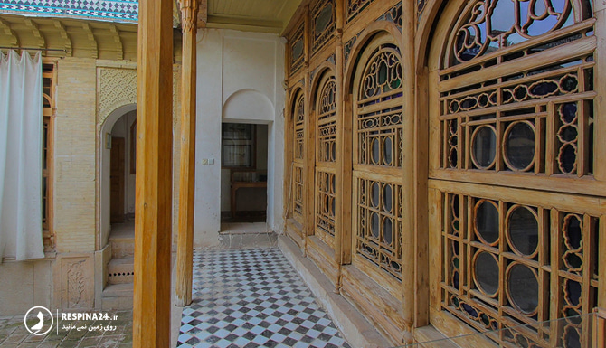 نمایی از موزه مشکین فام با ستون ها و پنجره های چوبی