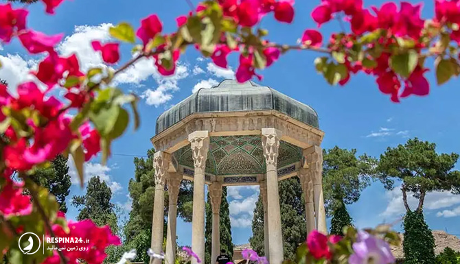 نمایی از حافظیه در فصل بهار با گل ها و درختان