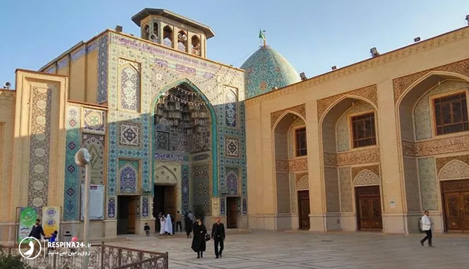 نمایی از در ورودی شاهچراغ