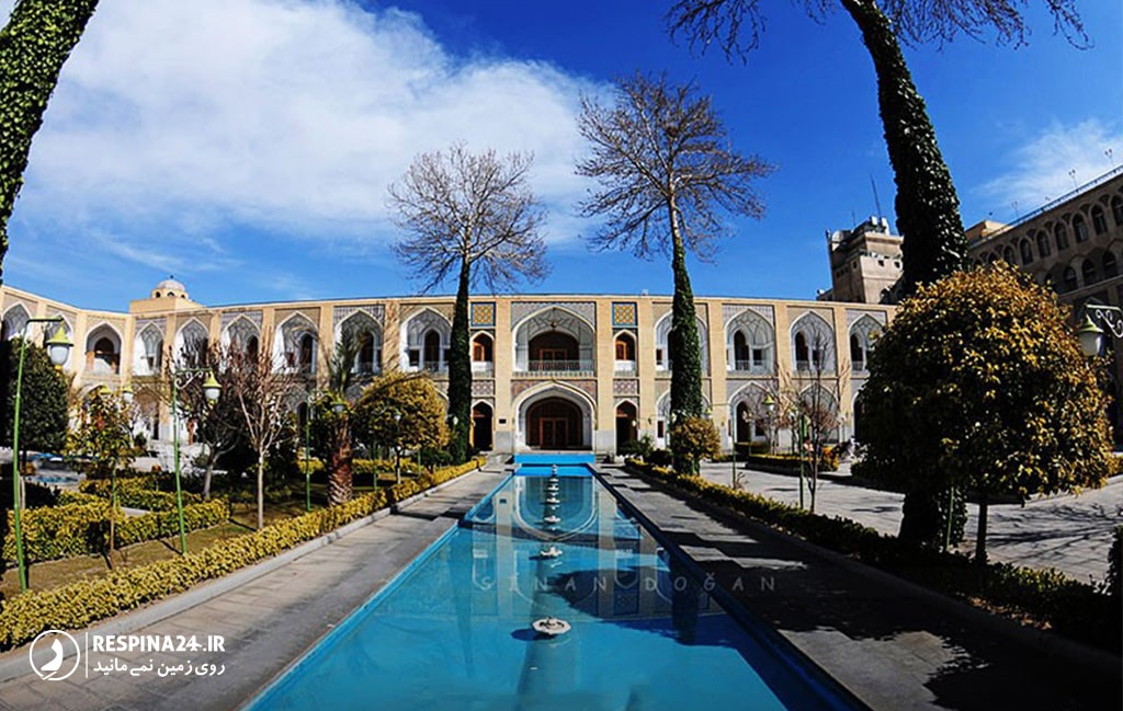 حیاط هتل عباسی با نمای بیرونی اتاق ها و فضای سنتی هتل عباسی اصفهان