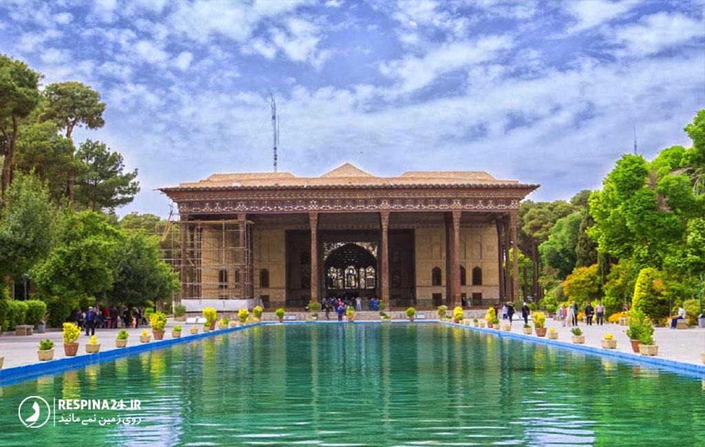 کاخ چهلستون اصفهان - نمای بیرونی در روز با درختان و فضای سبز اطراف آن