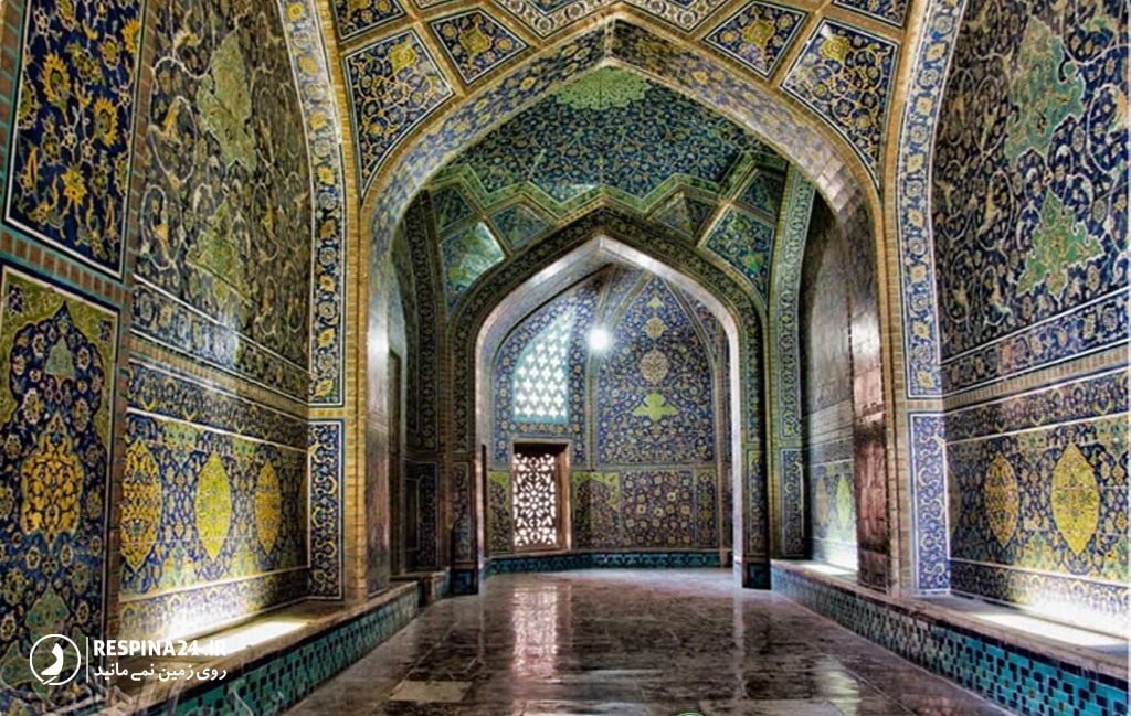 سالن ورودی به سمت شبستان مرکزی مسجد شیخ لطف الله