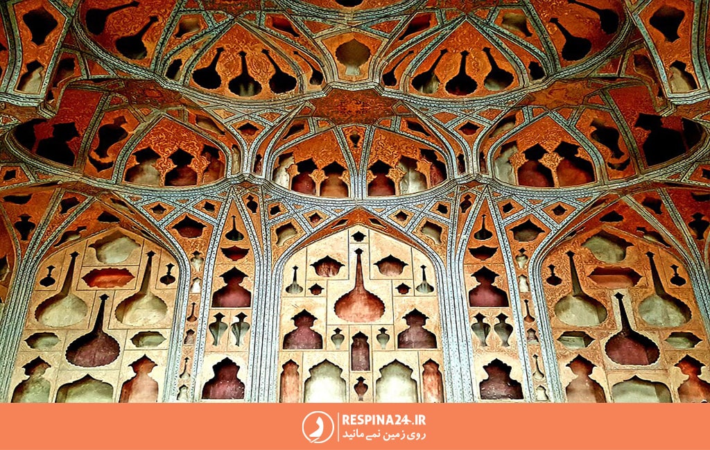 اتاق موسیقی در آخرین طبقه از کاخ عالی قاپو اصفهان که نقش ابزارهای موسیقی روی دیوار کنده کاری شده