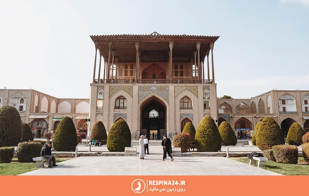 نمای بیرونی کاخ عالی قاپو اصفهان و نمای اطراف آن