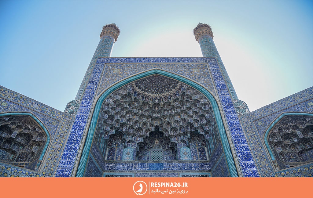 نمای بیرونی مسجد جامع عباسی اصفهان با مناره ها و مقرنس کاری های گنبد