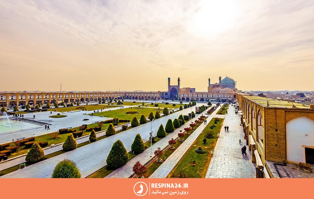 نمای کلی میدان نقش جهان با طراحی درختان، آب نما، مسجد امام در تصویر
