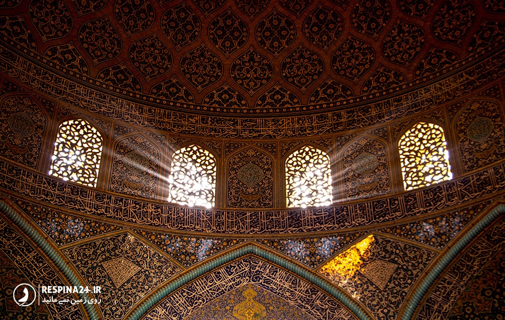 نورپردازی و آیات قرانی نوشته شده در شبستان مسجد شیخ لطف الله