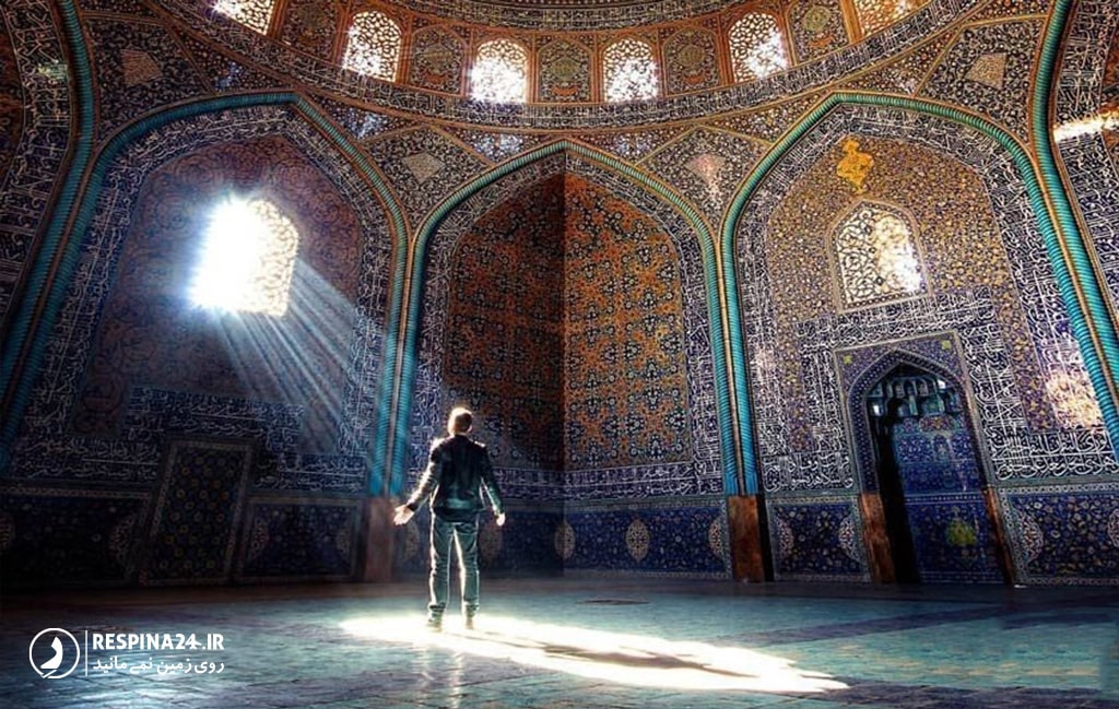 یک نفر ایستاده در نور درمسجد شیخ لطف الله