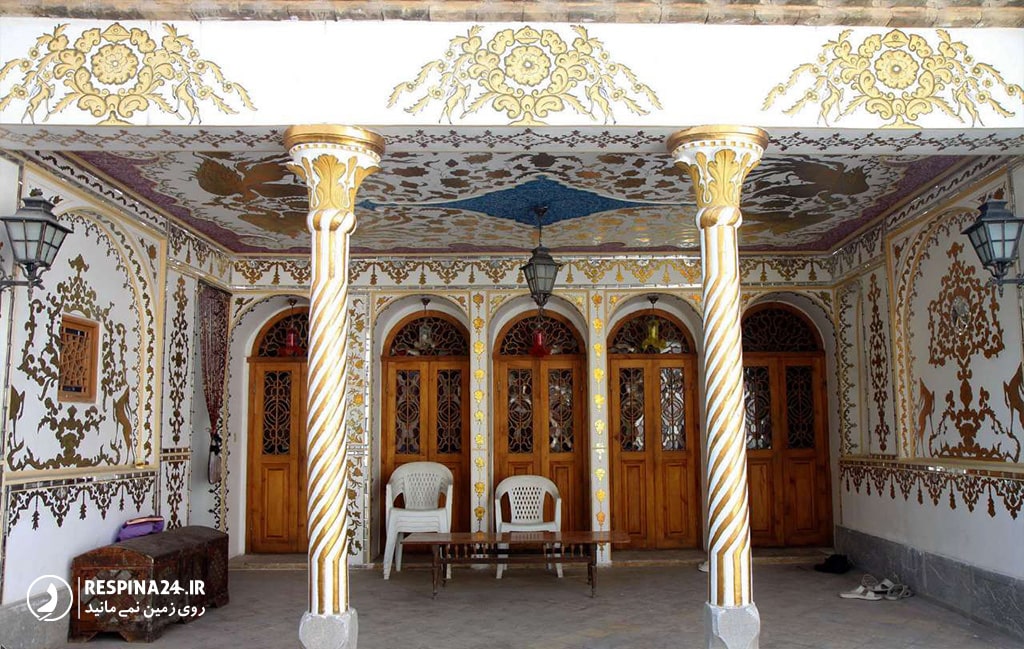 نمای ایوان خانه ملاباشی اصفهان با دو صندلی برای نشستن و تزئینات دیواری - خانه معتمدی اصفهان