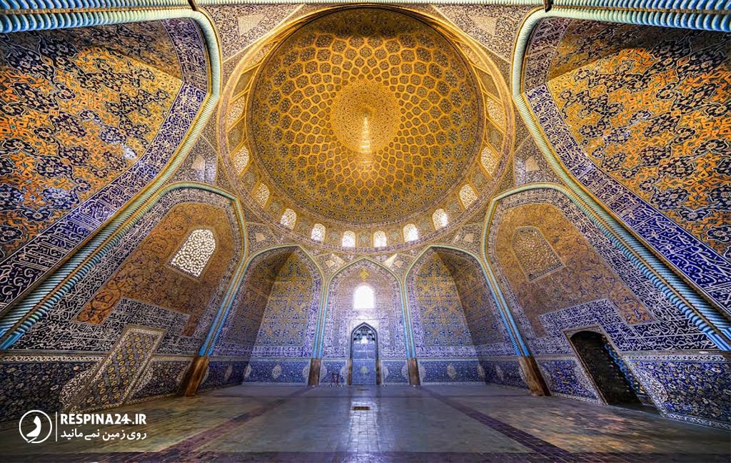 فضای داخلی شبستان مسجد شیخ لطف الله و طاووس روی گنبد