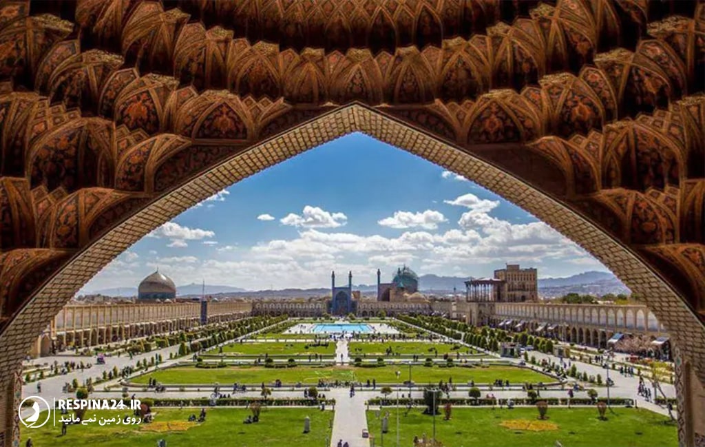 مسجد شیخ لطف الله و کاخ عالی قاپو رو به روی هم در میدان نقش جهان اصفهان