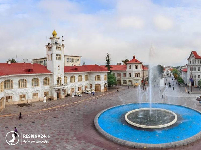 نمای نزدیک میدان شهرداری رشت در روز