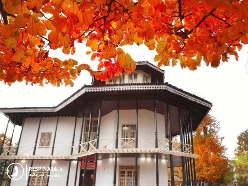 نمای نزدیک از ساختمان عمارت کلاه فرنگی در باغ محتشم رشت