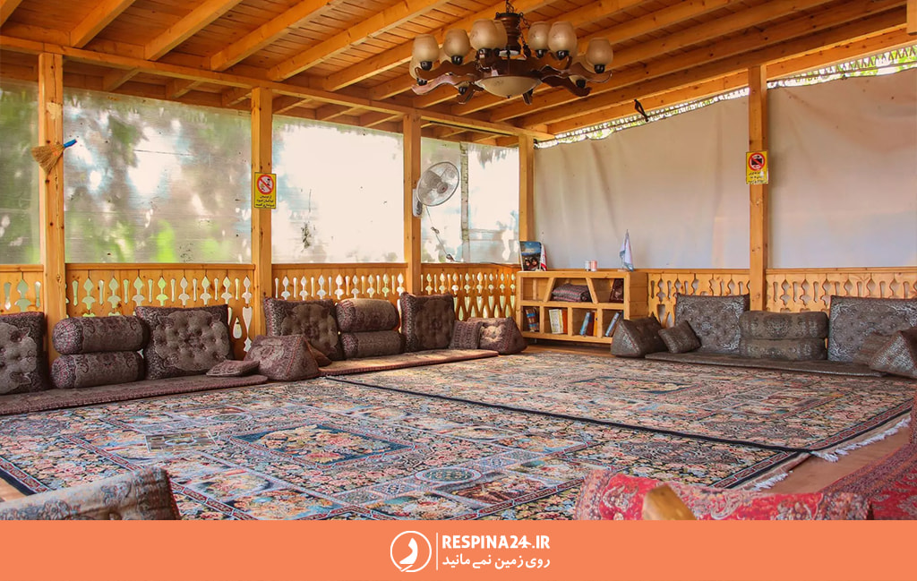 محوطه داخل عمارت بوم گردی گیلان تاج