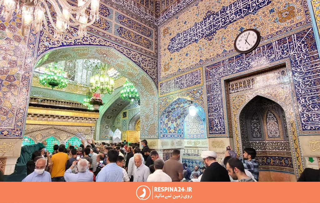 زائران حرم در حال زیارت در مسجد بالاسر امام رضا هستند