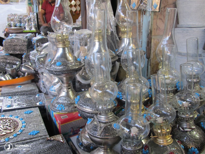 بازارچه فروش چراغ نفتی و قرآن تزئینی در آرامگاه خواجه مراد