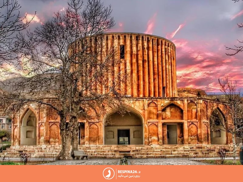 عکس کاخ خورشید در فصل پاییز که هوا بارانی است