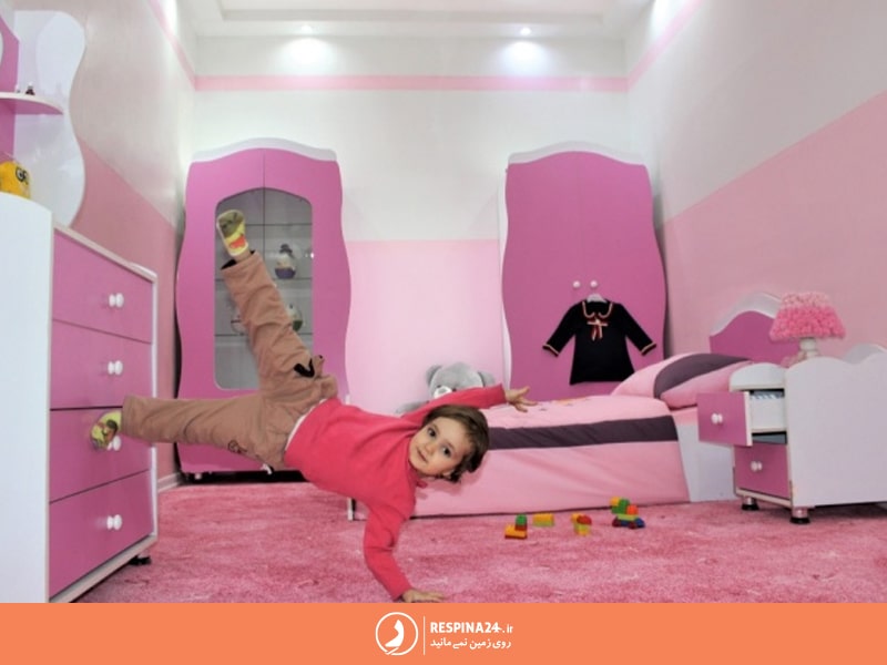 تصویر دختر بچه در اتاق خانه وارونه مشهد که برعکس شده است